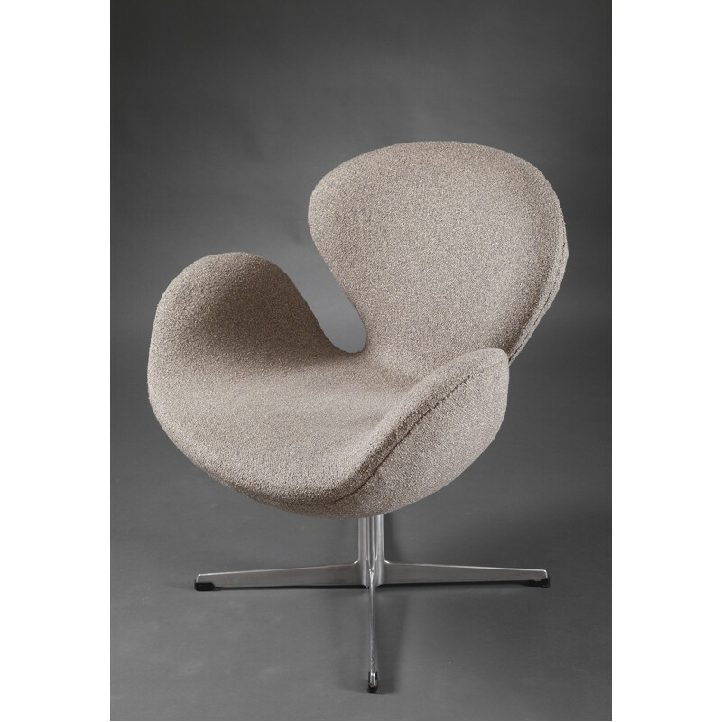 Swan chair in fabric aluminum by Arne Jacobsen - 1960s