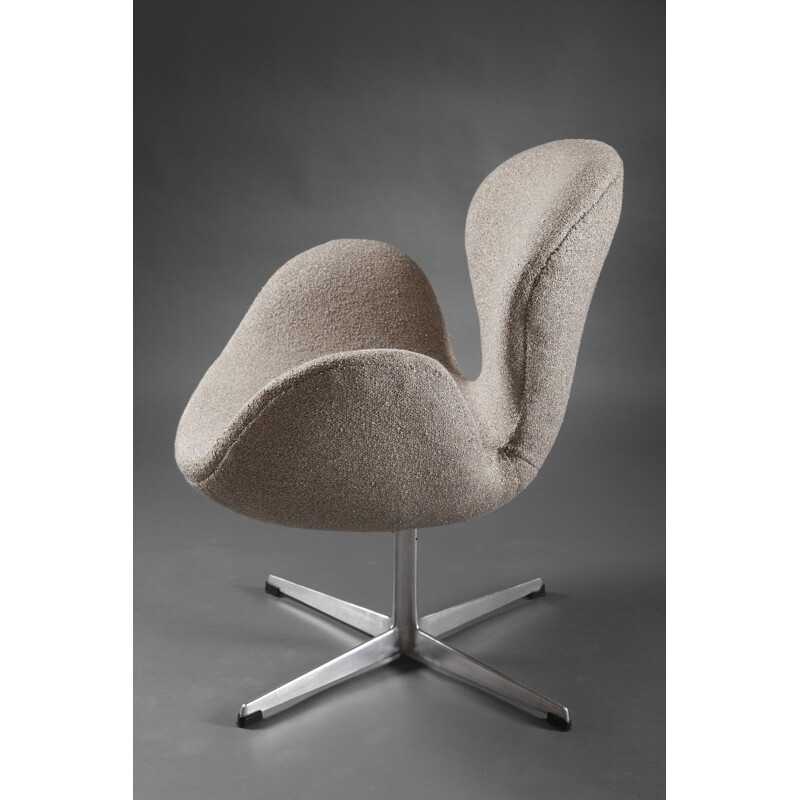 Swan chair in fabric aluminum by Arne Jacobsen - 1960s