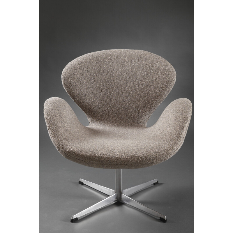 Swan chair en tissu et aluminium par Arne Jacobsen - 1960