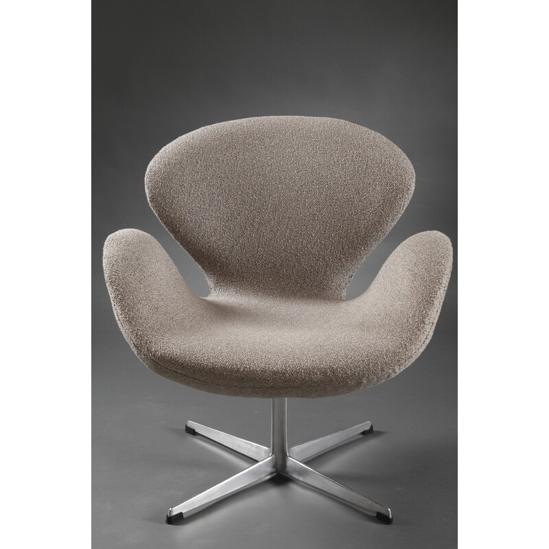 Swan chair in fabric aluminum by Arne Jacobsen - 1960s