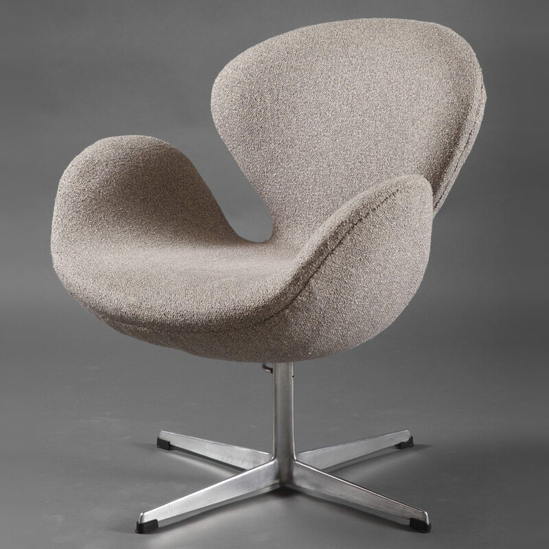 Swan chair in fabric aluminum by Arne Jacobsen - 1960s