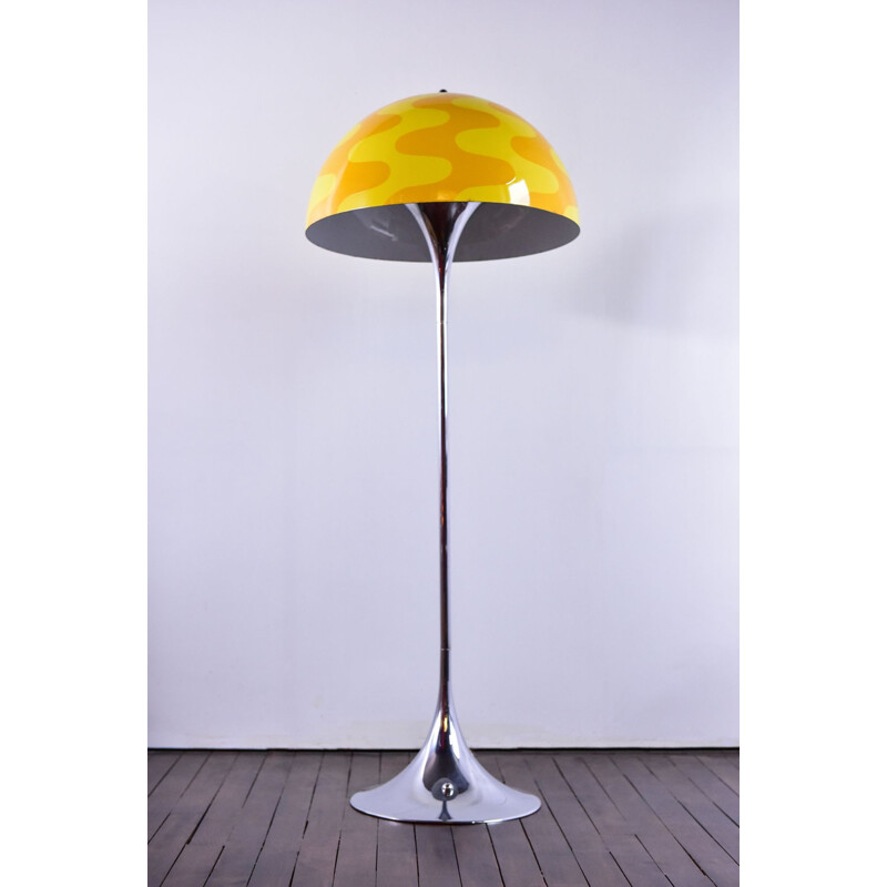 Vintage floor lamp Panthella with limited edition Flowerpot shade
