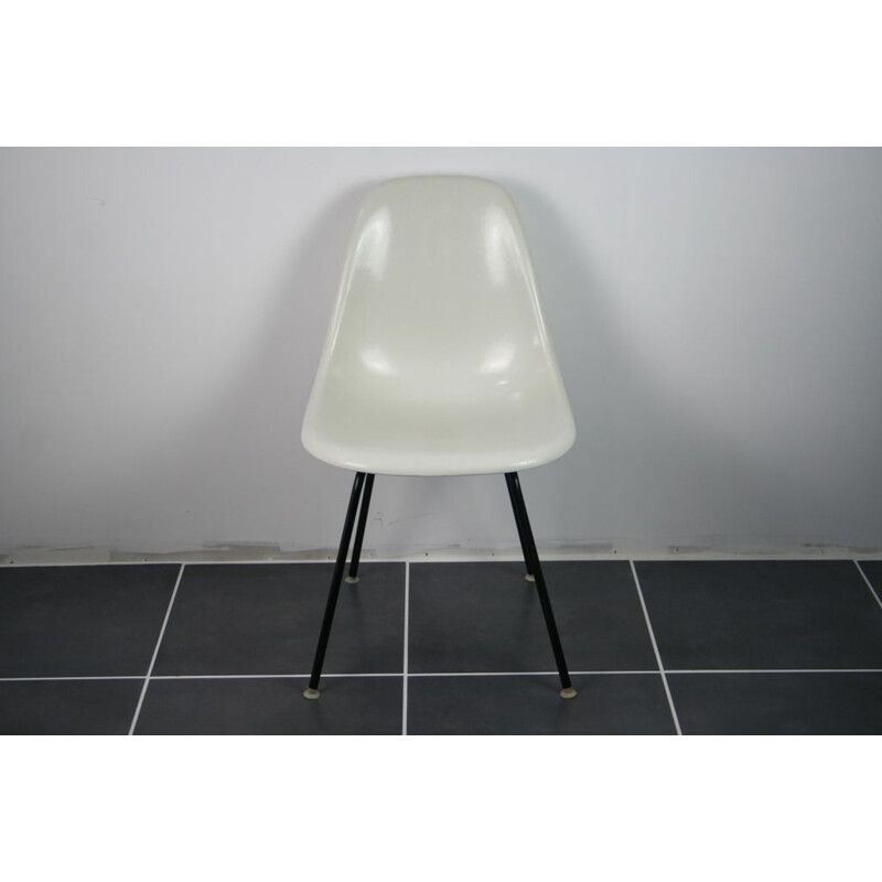 Chaise vintage DSX fibre blanc base noir Eames Herman Miller