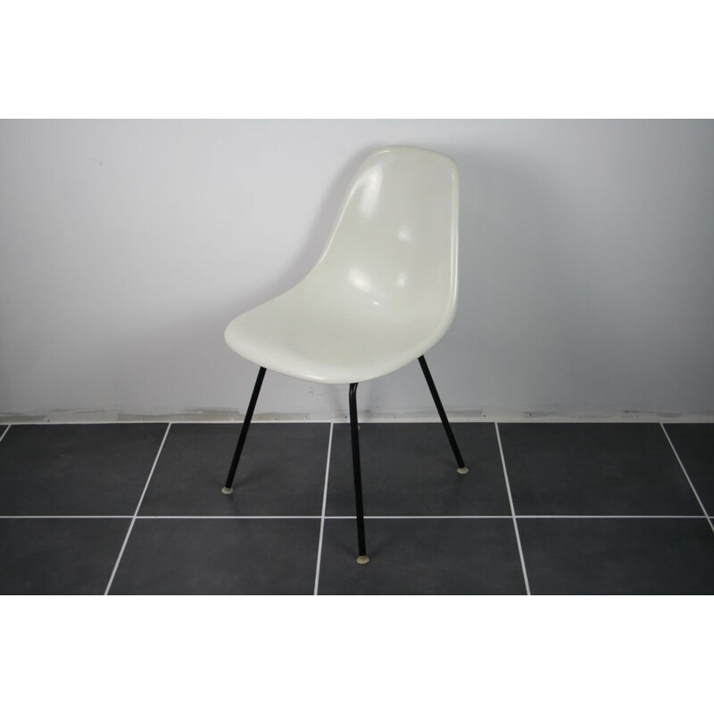 Chaise vintage DSX fibre blanc base noir Eames Herman Miller