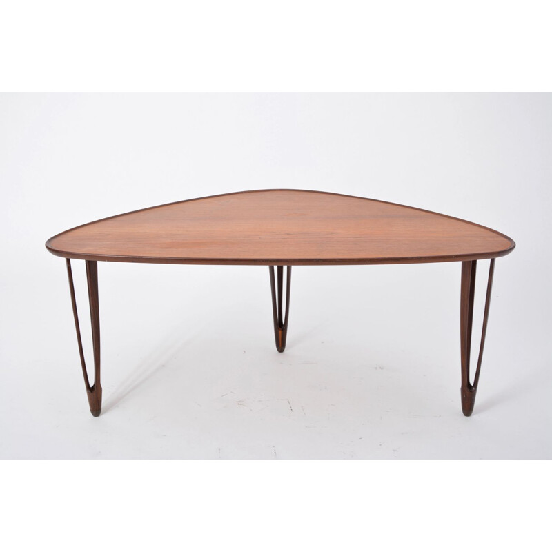 Vintage asymmetrical teak tripod coffee table with rounded edges by Danish Møbler, British Columbia 1950