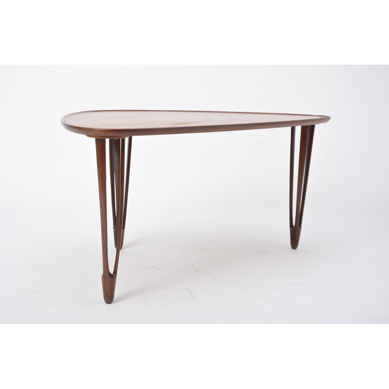 Vintage asymmetrical teak tripod coffee table with rounded edges by Danish Møbler, British Columbia 1950