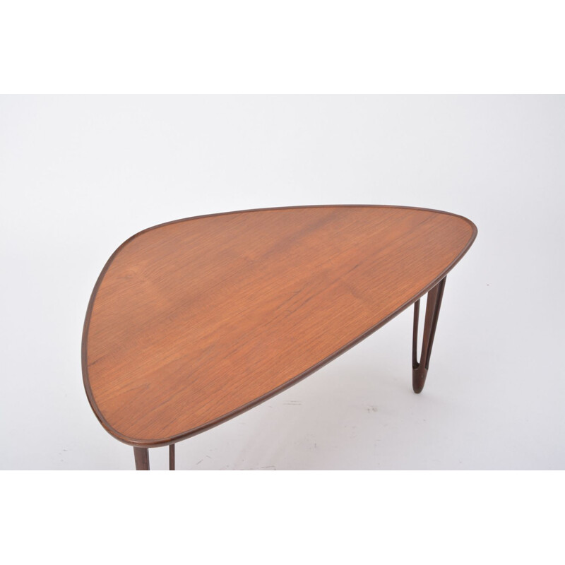 Vintage asymmetrical teak tripod coffee table with rounded edges by Danish Møbler, British Columbia 1950