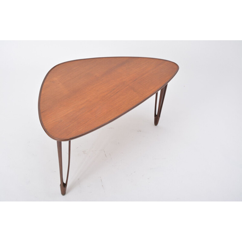 Table basse vintage trépied asymétrique de teck avec des bords arrondis par danoise Møbler, Colombie-Britannique 1950