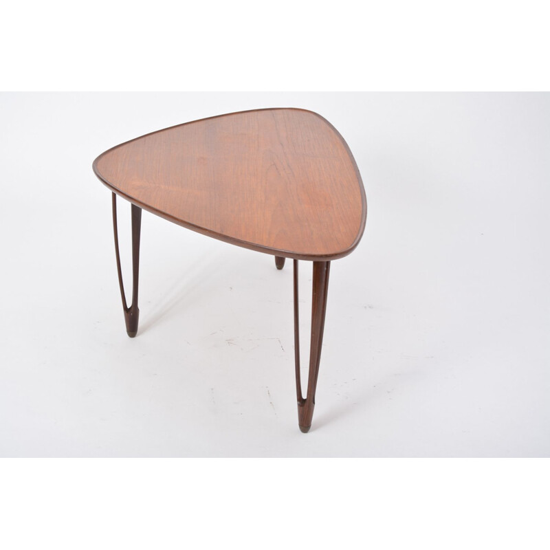 Vintage asymmetrical teak tripod coffee table with rounded edges by Danish Møbler, British Columbia 1950