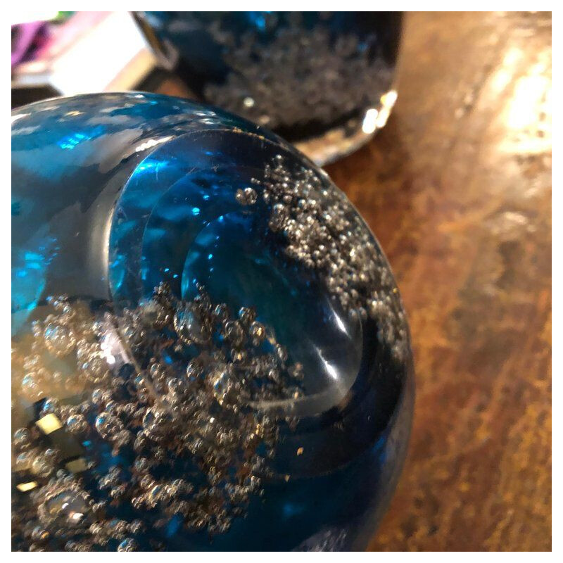Conjunto de dois jarros de vidro azul vintage feitos de vidro Mdina, cerca de 1980