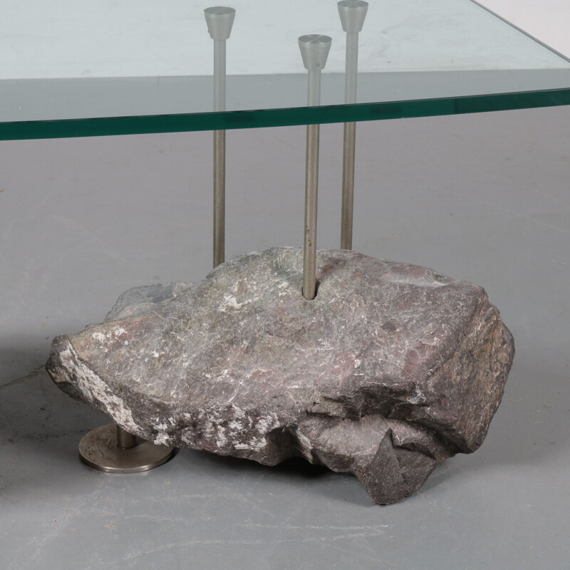 Table basse vintage en verre avec base en roche et métal 1980