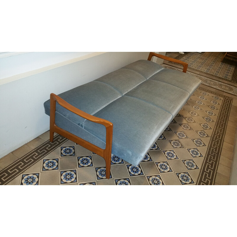 Teca Vintage e sofá-cama de veludo azul