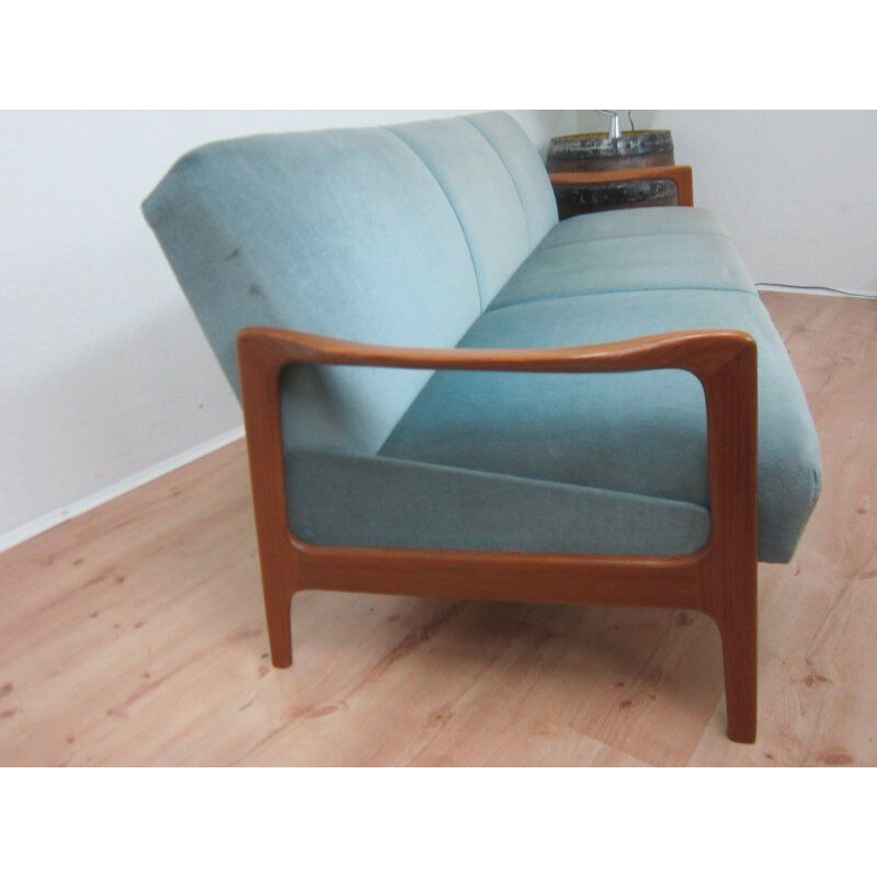 Teca Vintage e sofá-cama de veludo azul