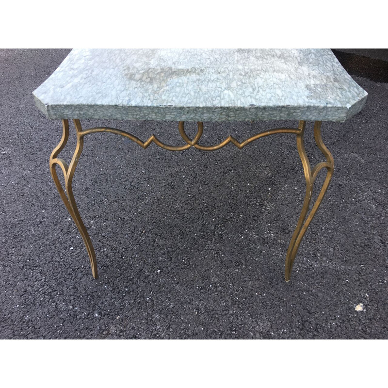 Table basse vintage en métal battu doré et marbre par René Prou