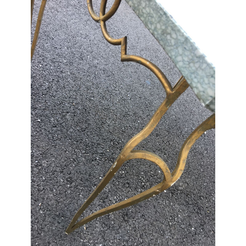 Table basse vintage en métal battu doré et marbre par René Prou