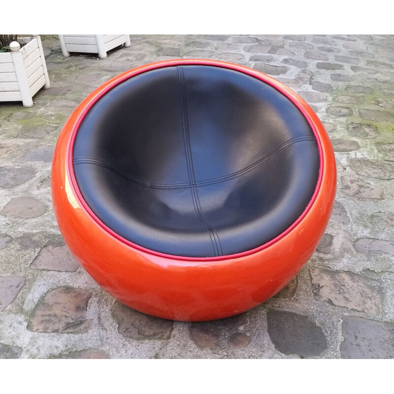 Egg Pod Ball chair by Eero Aarnio