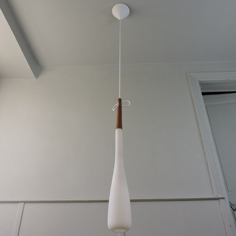 Suspension vintage en teck et globe opaline par Uno et Osten Kristiansson, Suède 1960