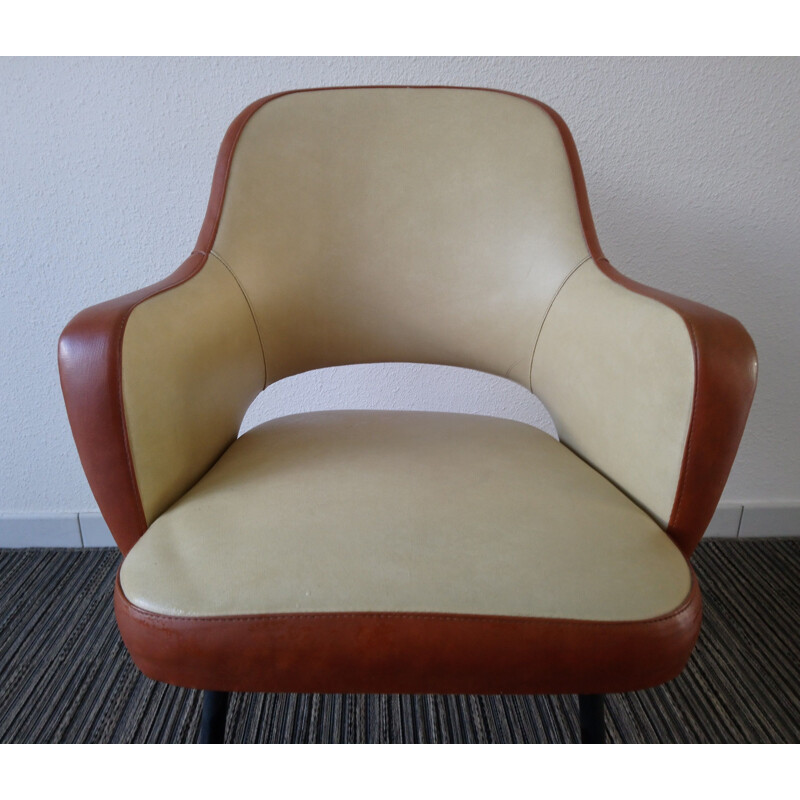 Paire de fauteuils vintage français en skai crème et métal 1960