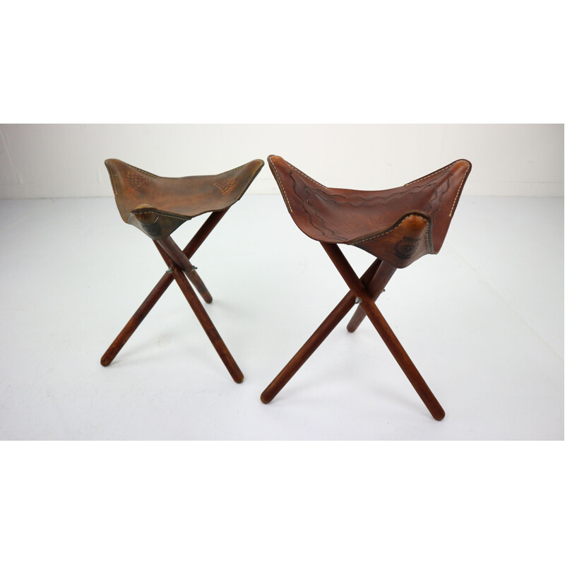 Ensemble de 2 tabourets vintage tripodes en cuir et acajou 1940