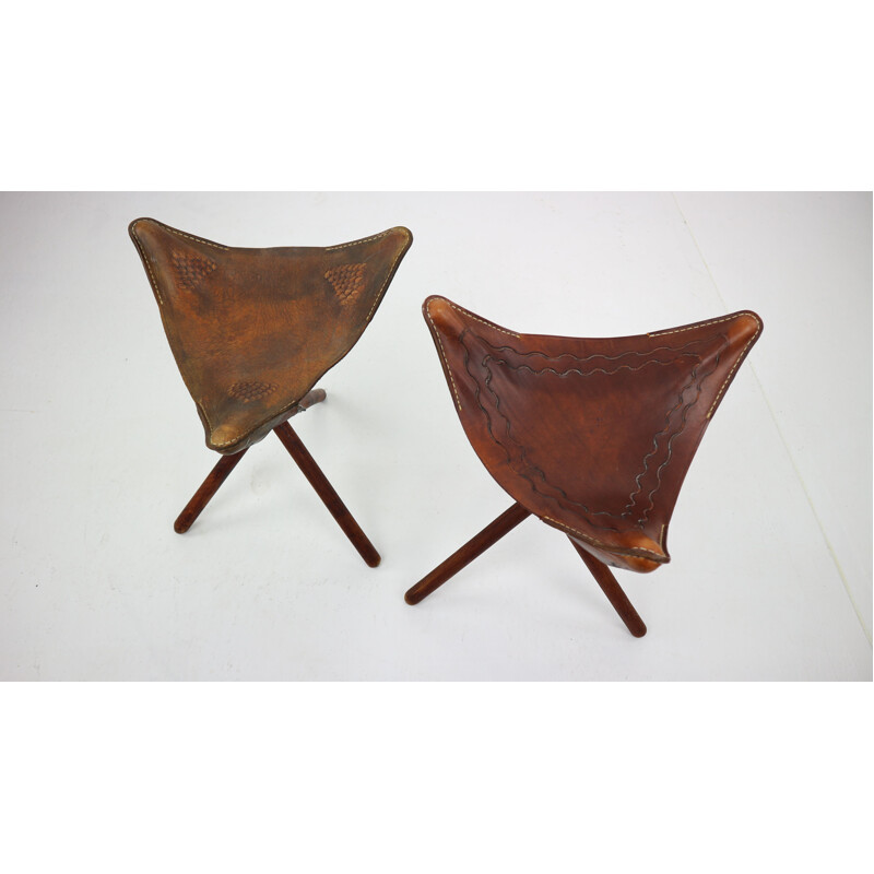 Set of 2 vintage tripod stools in leather and mahogany 1940