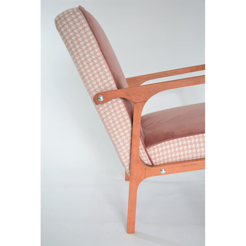 Fauteuil vintage modèle Kadr en velours rose et bois 1960