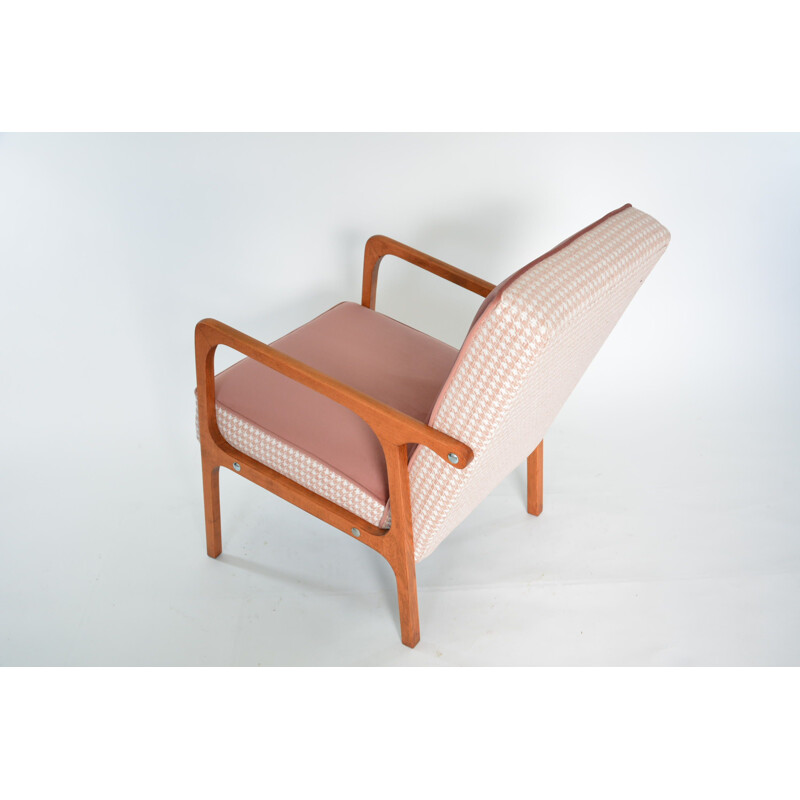 Fauteuil vintage modèle Kadr en velours rose et bois 1960