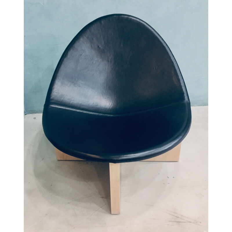 Vintage armchair in black leather and maple wood