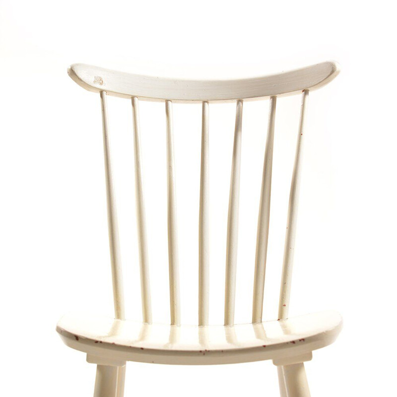 Witte vintage stoel in massief hout en meerdere malen geschilderd door TON, 1960