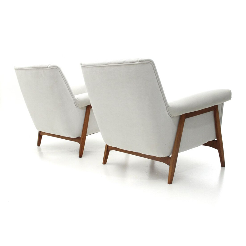 Paire de fauteuils vintage italiens pour Gilberto Cassina en velours blanc et bois