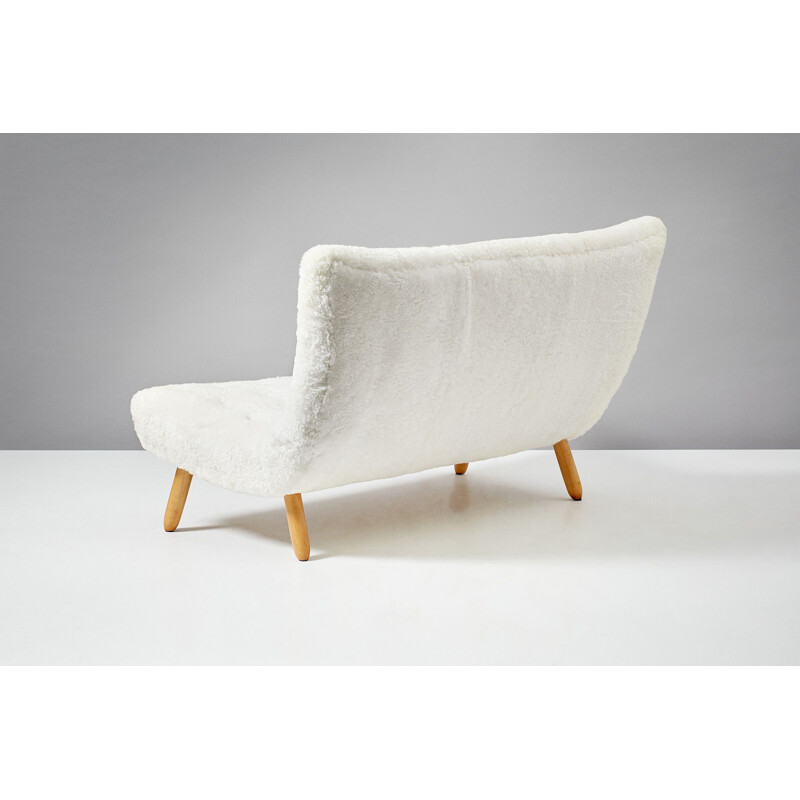 Vintage Clam sofa by Arctander in white sheepskin and beechwood 1950