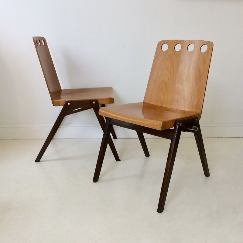 Suite de 12 chaises vintage empilables en bois 1950