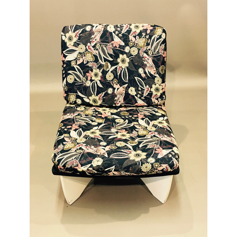 Suite de 4 fauteuils vintage en tissu noir fleuri et bois 1960