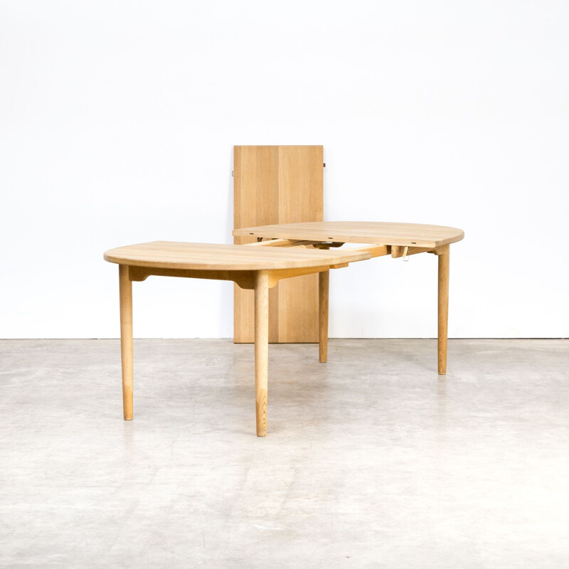 Extendable table in oak by Andreas Hansen