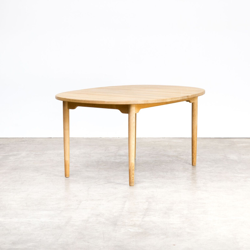 Extendable table in oak by Andreas Hansen