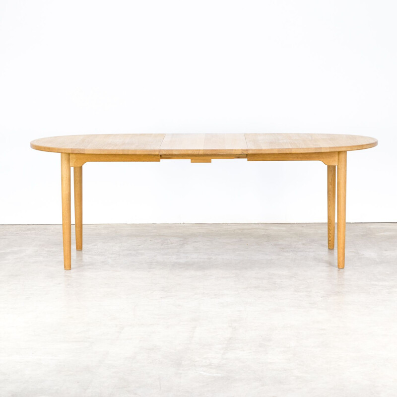 Extendable table in oak by Andreas Hansen
