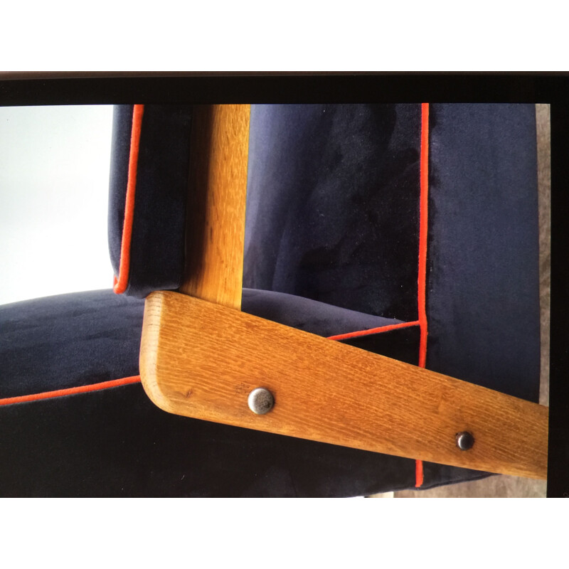 Vintage fauteuil in massief eikenhout met grijze en koraal fluwelen bekleding van Marcel Gascoin