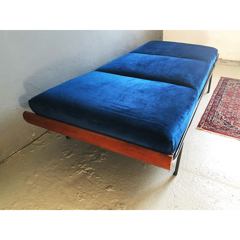 Cleopatra daybed in blue velvet by Andre Cordemeijer