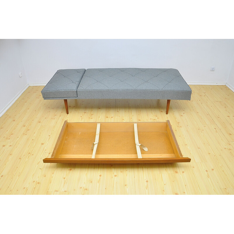 Antimott daybed by Walter Knoll