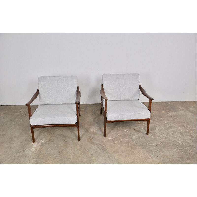 Pair of vintage scandinavian armchairs in teak and white fabric 1960