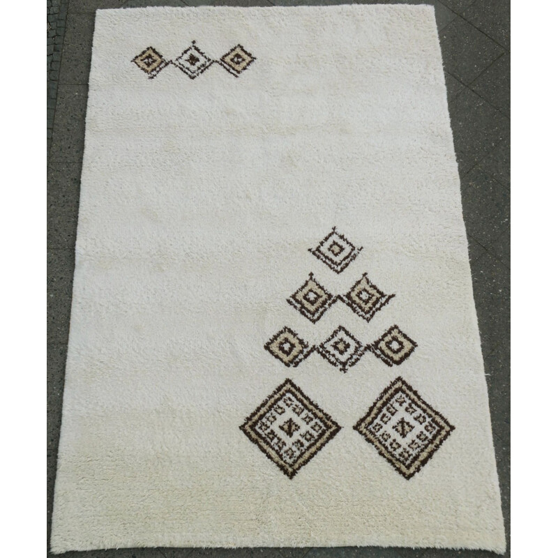 Vintage hand knotted beni ourain rug creamy white sparse decoration
