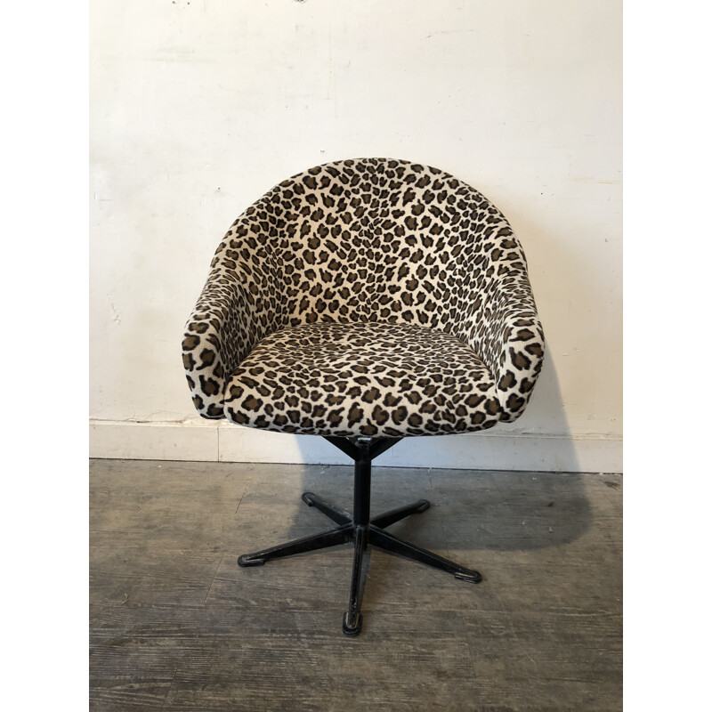 Swiveling leopard chair in metal