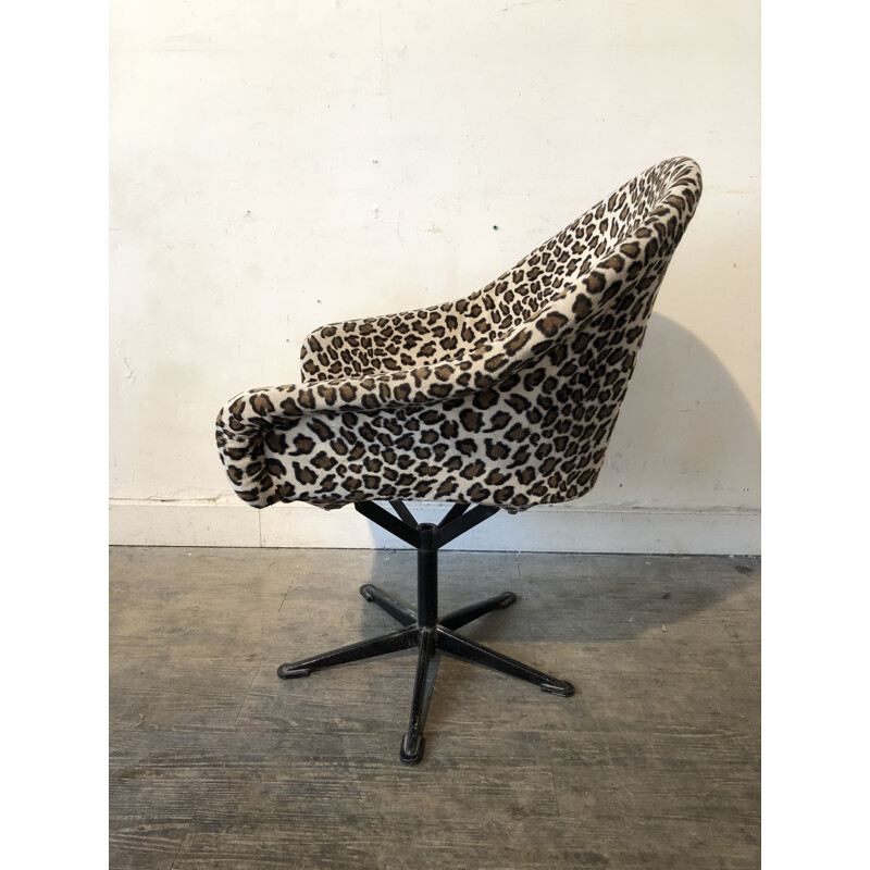 Swiveling leopard chair in metal