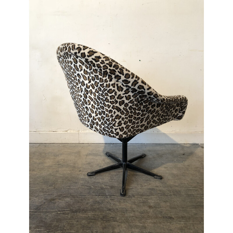 Swiveling leopard chair in metal