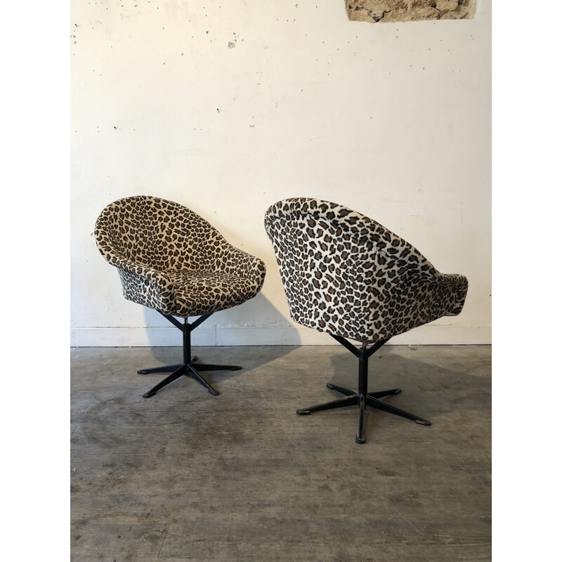 Swiveling leopard chair in metal