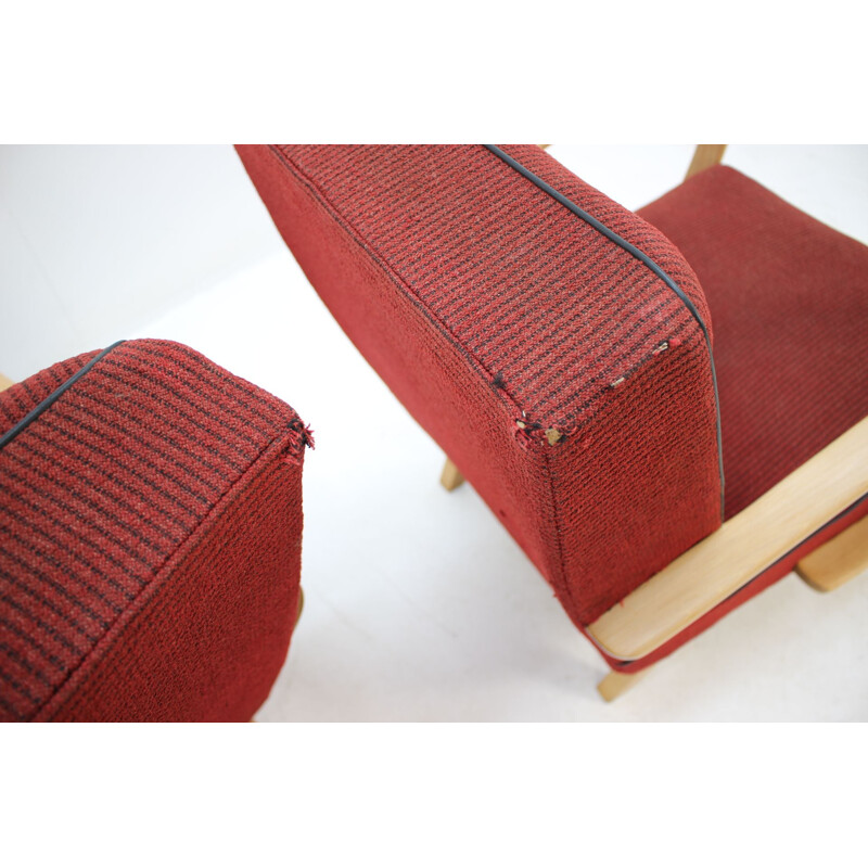 Ensemble de 2 fauteuils vintage par Jindřich Halabala en tissu rouge et chêne de 1950
