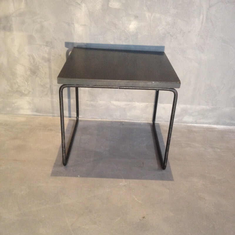 Table d'appoint noire en mélaminé et métal, Pierre GUARICHE - 1950