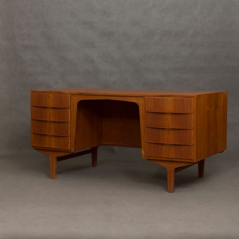 Vintage danish desk in teakwood 1950