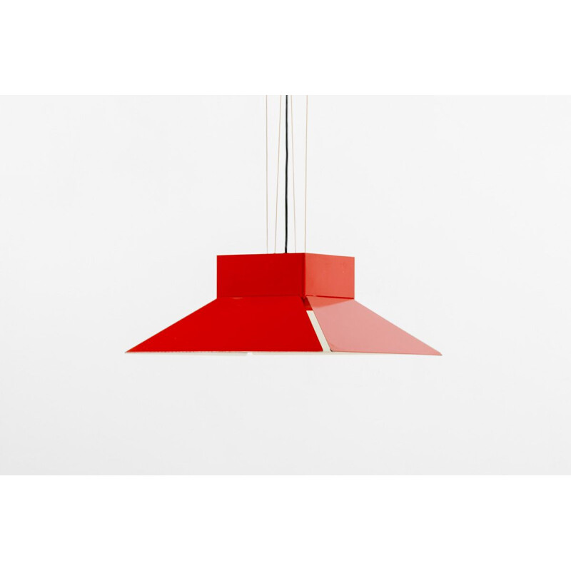 Lámpara colgante vintage de metal esmaltado rojo sobre plafón rojo de artimeta