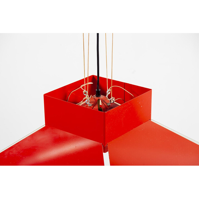 Suspension vintage teinte métal émaillée rouge qui pend sur un plafonnier rouge par artimeta
