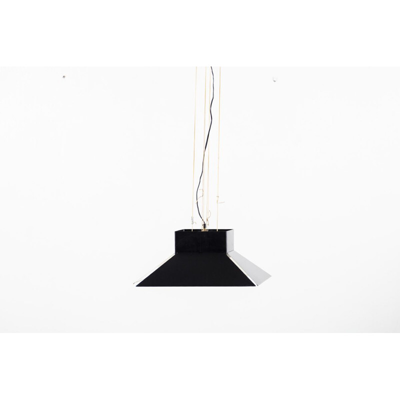 Lampada a sospensione vintage con paralume in metallo smaltato nero, appesa a una plafoniera nera dello stesso materiale